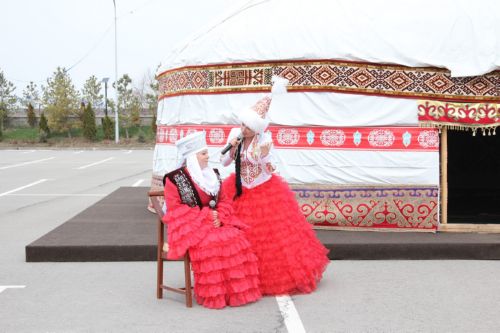 Артисты парка организовали костюмированное представление