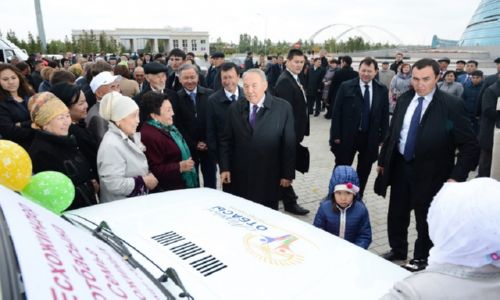 Президент РК Назарбаев Н.А. вручает машину детскому дому Нур