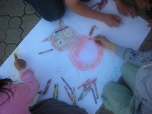 Дети рисуют плакат